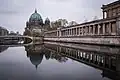 La cathédrale se reflétant dans la rivière Spree.