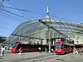 Certaines stations ont un mobilier spécifique, ici la gare de Berne.
