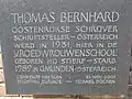 Photographie d'une plaque en pierre avec un texte gravé en hollandais.