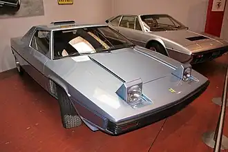 Ferrari Rainbow (1976) à gauche, et la Ferrari GT4 (1973) à droite
