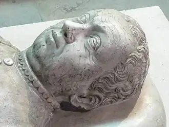 Gisant de Bertrand du Guesclin dans la basilique de Saint-Denis.