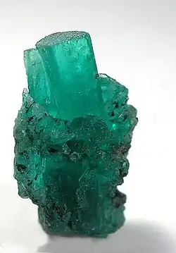 Émeraude, Colombie,3,1×1,7×1 cm.