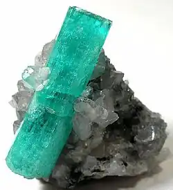 Émeraude, Colombie,4,5×4,5×2,5 cm.