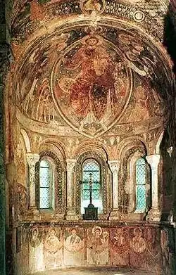 Fresques de la chapelle des moines dont un christ en majesté.