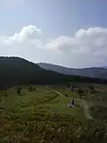 Vue du monument de Yoshin Ogata depuis celui des montagnards morts.