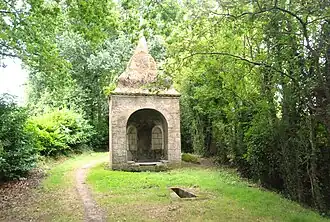 Oratoire et fontaine du XVe&nbsp;siècle.
