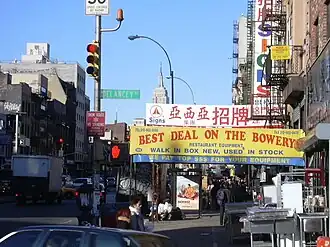 La séquence d'ouverture contient également des prises de vue de Lexington Avenue et de Bowery, à Manhattan, New York.