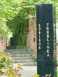 Stèles dans le jardin du musée commémorant les différents camps d'extermination.