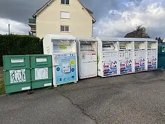 Photographie de bennes de collecte de vêteents.