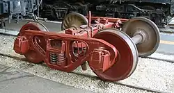 Bogie du type « Bettendorf » (à l'Illinois Railway Museum), différent du Y9 qui possède des freins externes.La tige située au-dessus constitue le pivot qui viendra se placer dans la crapaudine, placée sous le wagon, afin de les solidariser.