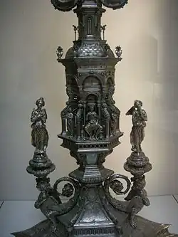 Lanterne d'une croix sculptée en argent