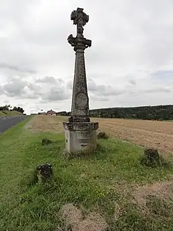 Croix sculptée.