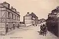 La route d'Orbec sur une carte postale de la fin du XIXe&nbsp;siècle ou du début du XXe&nbsp;siècle.