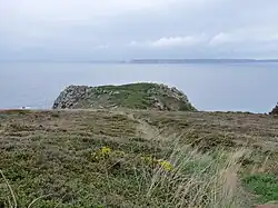 Kastel Koz sur la pointe de Beuzec (au loin, le cap de la Chèvre).