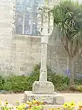 Beuzec-Conq : le calvaire près de l'église paroissiale.