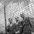 Trois officiers néerlandais lors de la libération du Camp de concentration d'Amersfoort aux Pays-Bas, 1945.