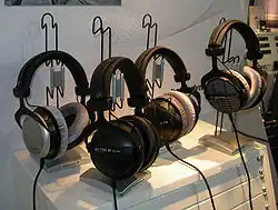 Quatre casques posés sur leur support de casque.