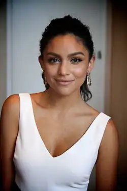 Bianca A. Santos interprète Casey.