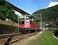 Re 10/10 dans les boucles hélicoïdales de la Biaschina (rampe sud du Gothard), Re 4/4 II 11340 en tête.