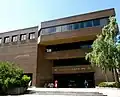 Entrée principale de la bibliothèque Gabrielle-Roy telle que vue entre 1983 et 2019.