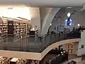 Section des adolescents, à la mezzanine.