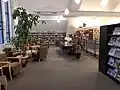Vue sur une partie de la section des périodiques et des bandes dessinées adultes, à la mezzanine.