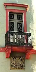 Balcon et blason à la tour de la bibliothèque