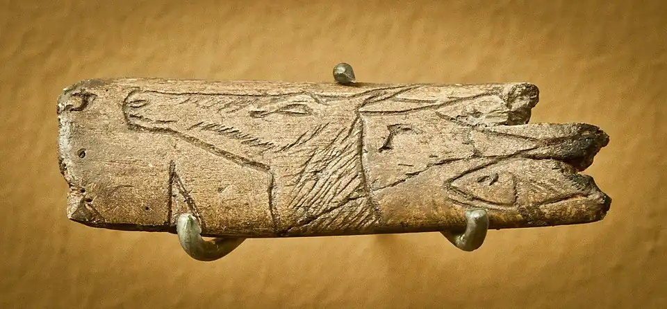 Os gravé d'une biche et de poissons,grotte de La Vache (Ariège)- Musée d'Archéologie nationale
