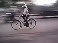 Personne circulant en vélo roadster en Inde