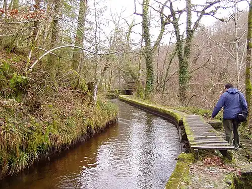 Le bief qui alimente la centrale électrique