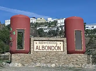 L'accueil du village montre des grappes de raisin