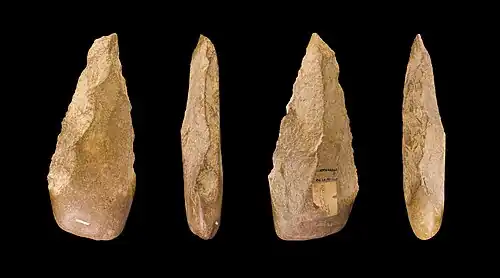 Biface Acheuléens (650 000 (en Europe) - 100 000 BP, Homo heidelbergensis).