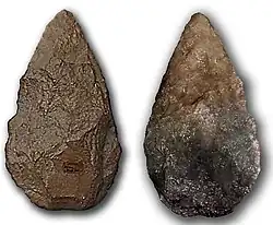 Un biface du niveau GIIb. Il est plus travaillé que ses prédécesseurs de GIIa au point qu'il n'est pas possible d'identifier s'il a été fait depuis un galet ou depuis un éclat. GIIb daterait d'environ 250&nbsp;000&nbsp;ans.