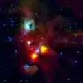 La lueur verte entourant le trou est causée par l'intense rayonnement de l'étoile V380. (Télescope spatial Herschel)
