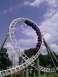 Un des nouveaux trains dans un looping.