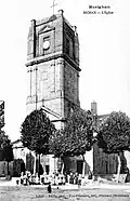 Bignan : le clocher de l'église paroissiale au début du XXe&nbsp;siècle (carte postale).