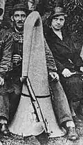 Un bigophoneux de Châtellerault avec son instrument vers 1930. Dans le châtelleraudais, la tradition bigophonique a été préservée jusqu'à nos jours.