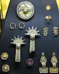 Photo de plusieurs bijoux anciens sur fond de tissu sombre