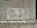 Pierre à peintures (Ve&nbsp;siècle), dans le mur de l'église de Bro&nbsp;(sv)