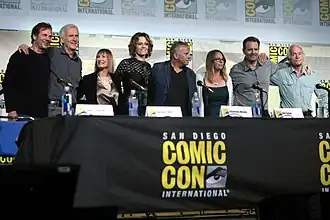 Lance Henriksen et une partie de la l'équipe du film Aliens, au San Diego Comic Con International de 2016 pour célébrer les trente ans du film.De gauche à droite :Bill Paxton, James Cameron, Gale Anne Hurd, Sigourney Weaver, Paul Reiser, Carrie Henn, Michael Biehn et Lance Henriksen.