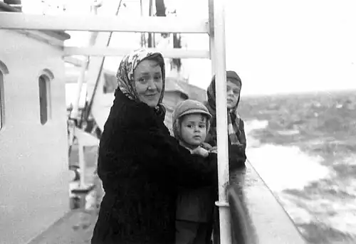 Ridderstedt émigrant sur un transatlantique voguant vers Portland en 1950, avec ses petits fils Lars Jacob et Stefan.