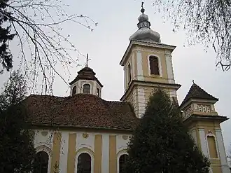 Église entre des Sapins