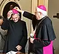 Egidio Miragoli, à peine élu évêque de Mondovì le 29 septembre 2017, reçoit la calotte de Maurizio Malvestiti à l'évêché de Lodi