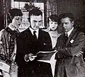 Anna May Wong, le scénariste Hugh Wiley tenant le script, Teddy Sampson, et le réalisateur Marshall Neilan