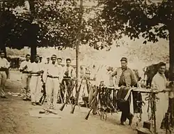 Photographie en noir et blanc montrant des soldats au repos.