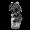 Bixbyite sur pseudomorphose de grenat en hématite