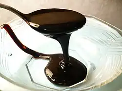 Cuillère contenant de la mélasse