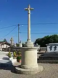 Croix monumentale dans le cimetière (juin&nbsp;2009)