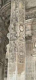 Pilier orné de la nef.