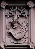 sur la porte d'entrée principale,
